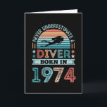 Taucher geboren 1974 50. Geburtstag Diving Gift Di Karte<br><div class="desc">Unterschätzen Sie niemals einen geborenen Taucher im Jahr 1974. Ideal 50. Geburtstagsgeschenk für einen 50-jährigen Tauchbegeisterten,  der Lieben hat im Ozean zu tauchen. Retro für Männer,  Frauen,  dein Vater am Vatertag.</div>