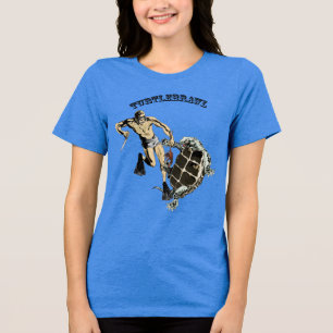 Taucher im Kampf mit einer Schildkröte um einen Hu Tri-Blend Shirt