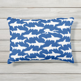 Taucher in einer Schule der Haifische blau und des Kissen Für Draußen