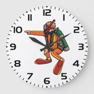 Taucher in orangem Neoprenanzug zeigt Große Wanduhr