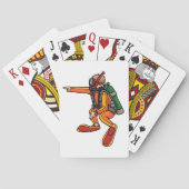 Taucher in orangem Neoprenanzug zeigt Spielkarten (Rückseite)