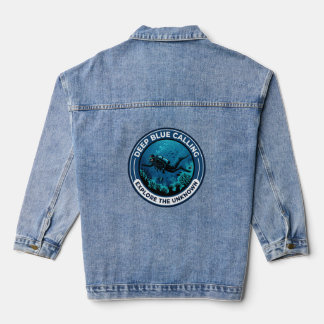 Taucher mit Ausrüstung schwimmt unter Wasser. Jeansjacke