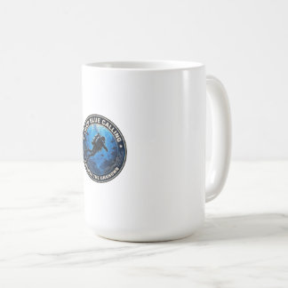 Taucher schwimmt innerhalb eines runden Ozean-Embl Kaffeetasse