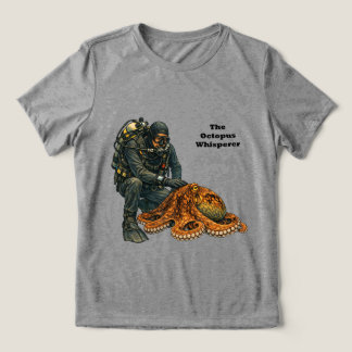 Taucher streichelt einen großen Kraken URM Tri-Blend Shirt