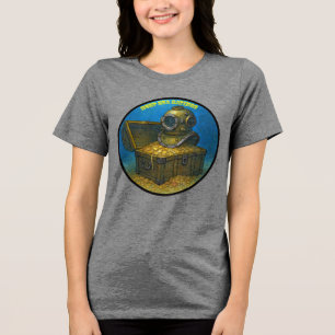 Tauchhelm auf einer Schatztruhe URM Tri-Blend Shirt