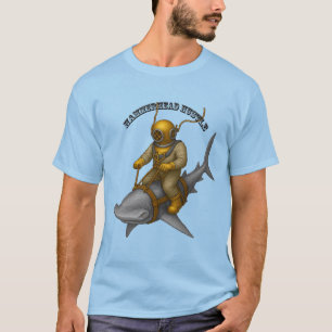 Tauchhelm-Taucher auf einem Hammerhai reitend URM T-Shirt