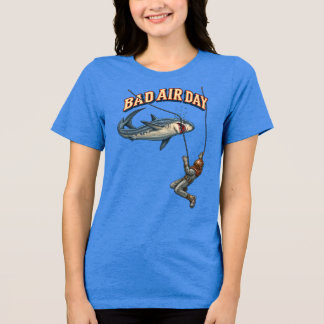 Tauchhelm-Taucher und ein Weißer Hai URM Tri-Blend Shirt