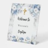 Taufbecken mit blauen Blumen Marmorbogen Empfang Sockelschild (Vorderseite)