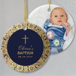 Taufe Boy Foto Vintag Gold Rose Navy Blue Keramik Ornament<br><div class="desc">Dieses blaue, elegante Taufdesign mit Vintager Luft, geeignet für die Taufe eines Jungen, hat einen Vintagen goldenen Rahmen mit vergoldeten Rose-Dekorationen rund um einen marineblauen Kreis mit einem goldenen Kreuz und Text darin. Der Name des Kindes ist in einem eleganten kalligrafischen Skript geschrieben. Der gesamte Text kann personalisiert sein und...</div>