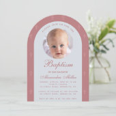 Taufe Girl Foto Modernes Arch Dusty Rose Script Einladung (Stehend Vorderseite)