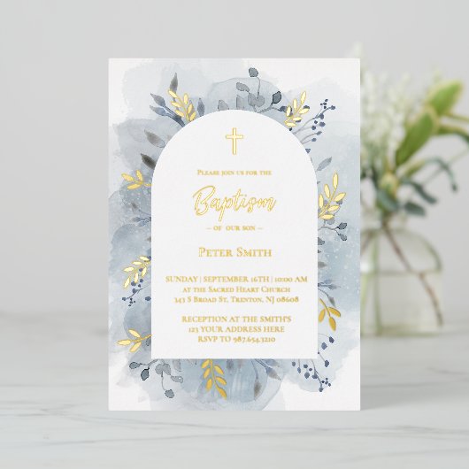 Taufe staubige blaue Aquarellgoldfolie Einladung (Stehend vorne)