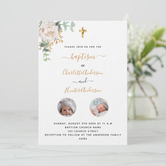 Taufe Twinde mit weißem blumengeschmücktem Foto Einladung (Stehend Vorderseite)