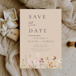 Taupe Beige Wildblumen Boho Save the Date<br><div class="desc">Ankündigen Sie Ihre bevorstehende Hochzeit mit dieser taupe beige Wildblumen boho Save the Date Karte. Dieses Design mit neutralem Untergrund, skurrilen Illustrationen zur Wildblume und eleganter moderner Typografie verbindet rustikalen Charme mit zeitloser Einfachheit. Es ist vollständig mit Ihren Hochzeitsdetails anpassbar und eignet sich ideal für Hochzeiten im Herbst, rustikale Chic-Feiern,...</div>