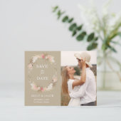 Taupe Boho Blumenkranz Save the Date Postkarte (Stehend Vorderseite)