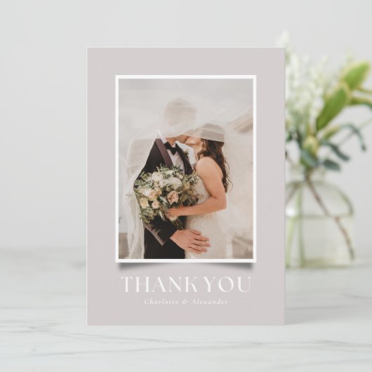 Taupe Bold Typografy Foto Frame Wedding Danke Einladung (Stehend Vorderseite)
