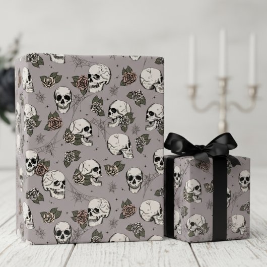 Taupe Gothic Skulls und Rose Blumen Geschenkpapier