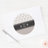 Taupe Lilie Wedding Monogram Sticker. Runder Aufkleber (Umschlag)