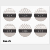 Taupe Lilie Wedding Monogram Sticker. Runder Aufkleber (Blatt)