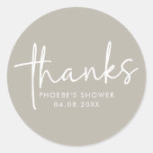 Taupe Minimal Script Brautparty Bevorzugung Sticke Runder Aufkleber (Vorderseite)