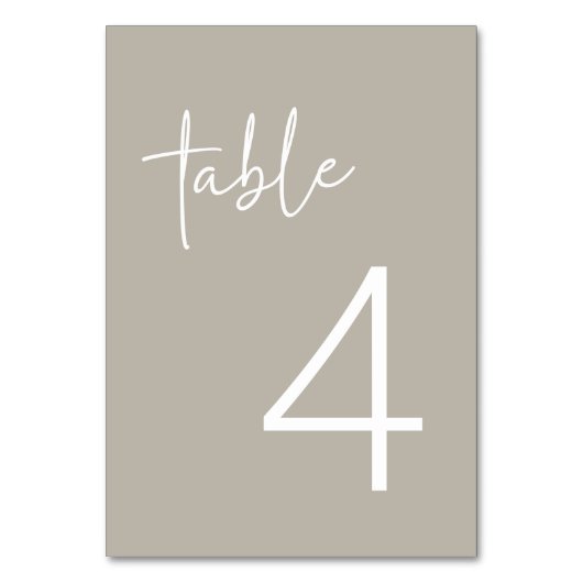 Taupe Minimalistisch Script Brautparty Flat Tischnummer (Vorderseite)