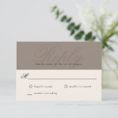 Taupe Modern Elegant Minimal Monogram RSVP Karte (Stehend Vorderseite)