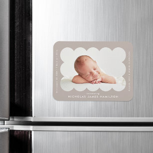 Taupe Modern Scalloped Frame Birth Ankündigung Magnet