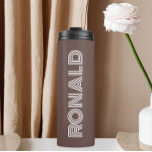 Taupe Modern Typografy Personalisiert Name Thermosbecher<br><div class="desc">Behalt warme und kalte Getränke mit diesem trendigen,  isolierten Thermalwäscher,  der eine Taupe-Farbe ist,  zusammen mit dem Namen,  der in weißer,  moderner Typografie gedruckt wird. Bearbeiten Sie Ihren Thermalwäscher und ersetzen Sie den Namen mit Ihrem gewünschten Namen. Ideal für ein Geburtstagsgeschenk,  Hochzeitsgeschenk,  Trauzeuge,  etc.</div>