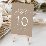 Taupe Moderne Elegance Hochzeit Tischnummer<br><div class="desc">Trendy, minimalistische Hochzeitskarten mit modernen, weißen Schriftzeichen mit "Table" in einem modernen Kalligrafieschrift. Das Design zeichnet sich durch einen taupe Hintergrund oder Farbe Ihrer Wahl aus. Das Design wiederholt sich auf der Rückseite. Um die Tischkarten zu bestellen: Fügen Sie Ihren Namen, Ihr Hochzeitstag und Ihre Tischnummer hinzu. Fügen Sie jede...</div>