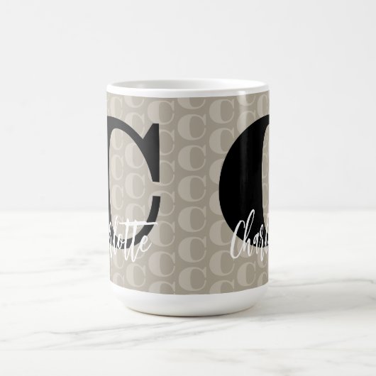 Taupe Monogram Muster Schwarz-weißer Skriptname Kaffeetasse (Mittel)