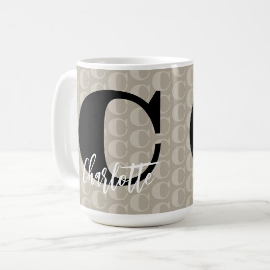 Taupe Monogram Muster Schwarz-weißer Skriptname Kaffeetasse (Vorderseite Links)