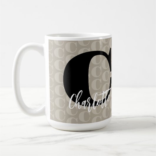 Taupe Monogram Muster Schwarz-weißer Skriptname Kaffeetasse (Links)