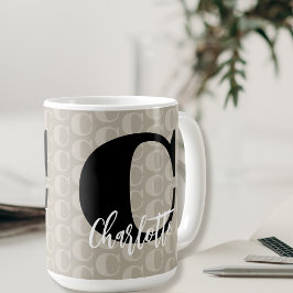 Taupe Monogram Muster Schwarz-weißer Skriptname Kaffeetasse