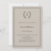 Taupe neutral monogrammed wreath birthday einladung (Vorderseite)
