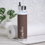 Taupe Personalisiert Wedding Bridesmaid Trinkflasche<br><div class="desc">Geben Sie Ihrer Hochzeitsjury oder Ihrer Trauzeugin diese trendige,  vakuumgekühlte Wasserflasche,  die ihren Namen in weißem,  stilisiertem Schrift auf einem taupfarbigen Hintergrund zeigt,  der zu Ihrem Hochzeitsfarbschema passt. Stellen Sie die Flasche nach Belieben durch Bearbeiten und Ersetzen des Namens durch Ihren eigenen Namen ein. Wählen Sie Ihre Wasserflasche.</div>