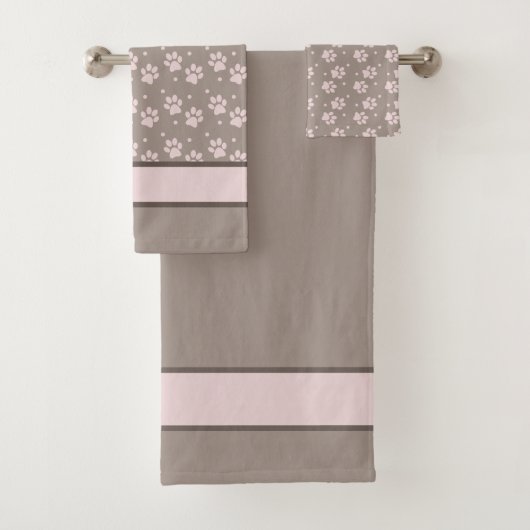 Taupe & Pink Paw Print – Elegant Neutral Dog Lover Badhandtuch Set (Insitu)