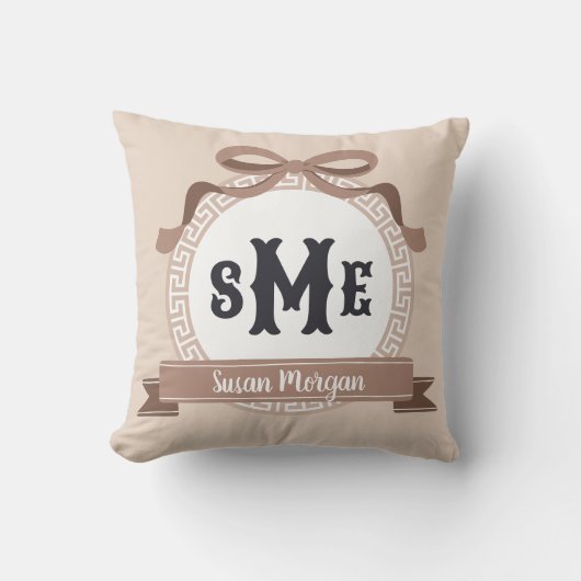 Taupe Reverse Griechischer Schlüssel Bow Monogram Kissen (Vorderseite)