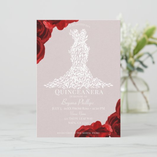 Taupe Rote Rosen Weiße Blätter Kleid Quinceañera Einladung (Stehend Vorderseite)