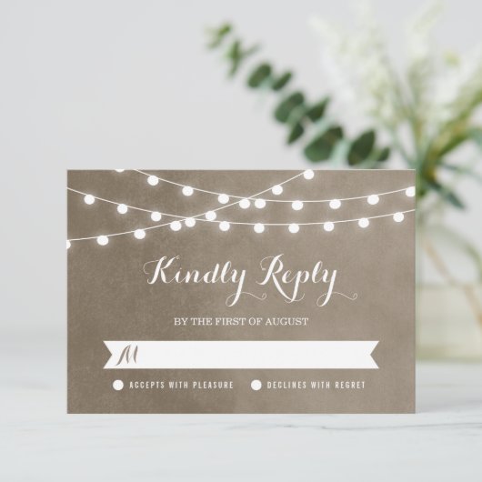 Taupe String Lights Wedding RSVP Card (Stehend Vorderseite)