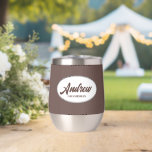 Taupe Stylized Wedding Trauzeuge<br><div class="desc">Gönnen Sie Ihrem Hochzeitsreisenden einen Trauzeuge mit diesem personalisierten Edelstahl-Edelstahlwascher,  der in einem weißen,  ovalen Design in einem stilisierten Drehbuch seinen Namen trägt. Hintergrundfarbe und Skript ist taupe. Personalisieren Sie Ihren Weinwäscher,  indem Sie den Namen mit dem gewünschten Namen bearbeiten und ersetzen. Erhältlich in vielen beliebten Hochzeitsfarben.</div>