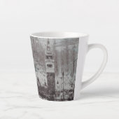 Taupe und Cyan Distressed Skyline Venice Italien Milchtasse (Rechts)