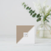 Taupe, weiße Dreiecke, monogramm moderne geometris Quadratische Visitenkarte (Stehend Vorderseite)