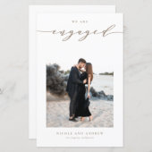 Taupe Whimsical Script Verlobung Ankündigung (Vorne/Hinten)