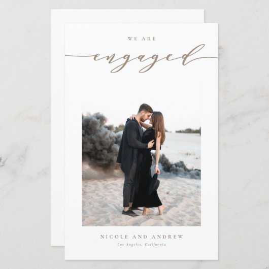 Taupe Whimsical Script Verlobung Ankündigung (Vorne/Hinten)