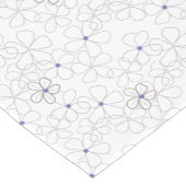 Taupe White Hand gezeichnet Blume auf Periwinkle Kurzer Tischläufer (Ecke)