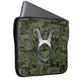 Taurus Signage auf Woodland Green Digital Camoufla Laptopschutzhülle (Vorne Rechts)