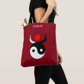 Taurus & Stylish Black & White Yin Yang auf Maroon Tasche (Von Nahem)