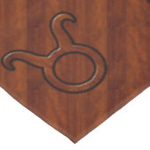Taurus Zodiac Symbol auf Mahogany wie Druck Tischdecke (Schrägansicht)