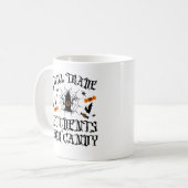 Tausche Schüler gegen Halloween-Süßigkeiten Lehrer Kaffeetasse (Vorderseite Links)