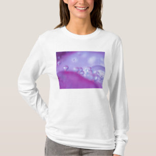 Tautropfen auf Blütenblatt abstrakt. T-Shirt