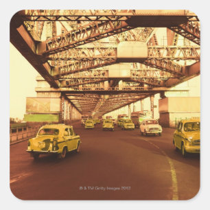 Taxi auf einer Brücke Quadratischer Aufkleber